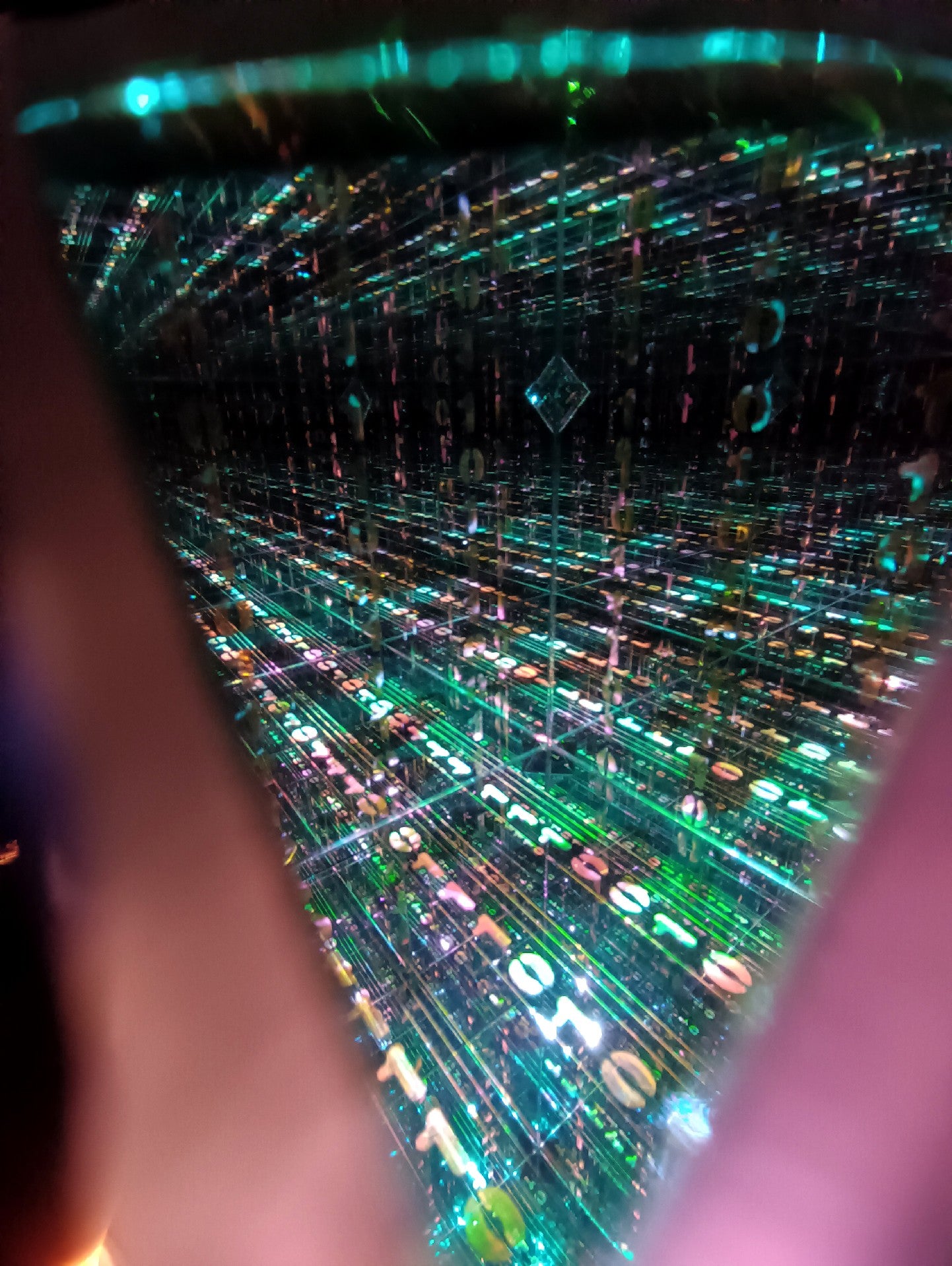 El caleidoscopio más ciencia ficción «caleidoscopio espacio digital» espacio de cuatro dimensiones, extensión infinita, diferentes ángulos cambiará de color, diferentes luces fuera del efecto también es diferente.