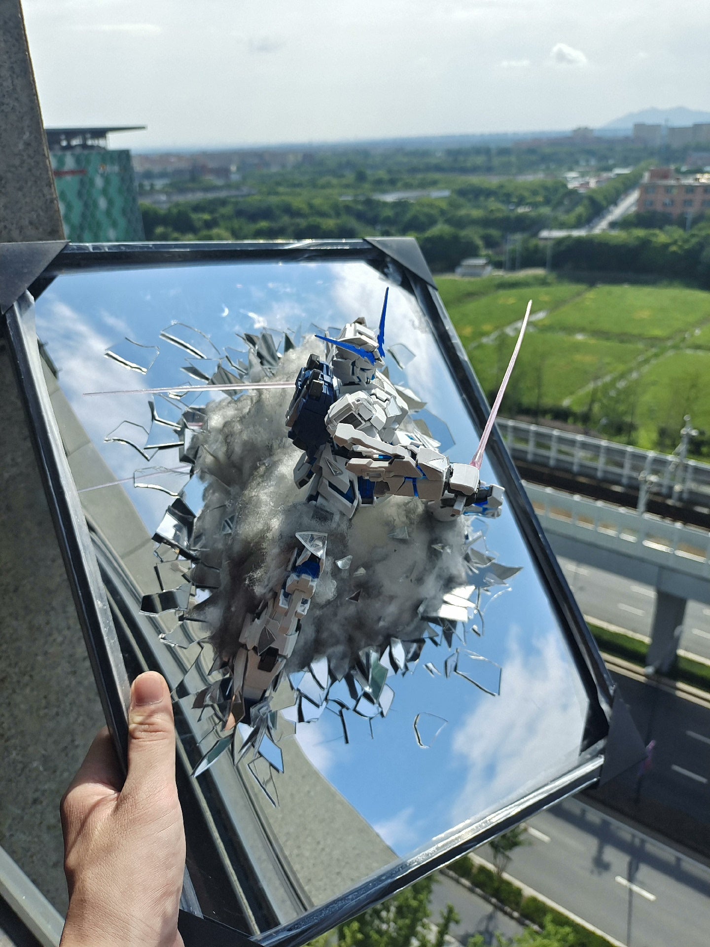 El producto terminado de «Out», el producto terminado de espejo roto Gundam