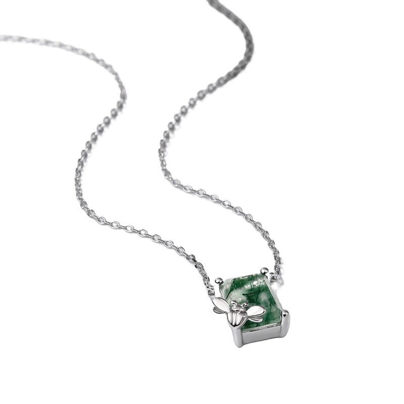 Collier transfrontalier en forme d'abeille en pierre naturelle moussue verte S925 argent agate cresson chaîne de clavicule Europe et États-Unis léger luxe