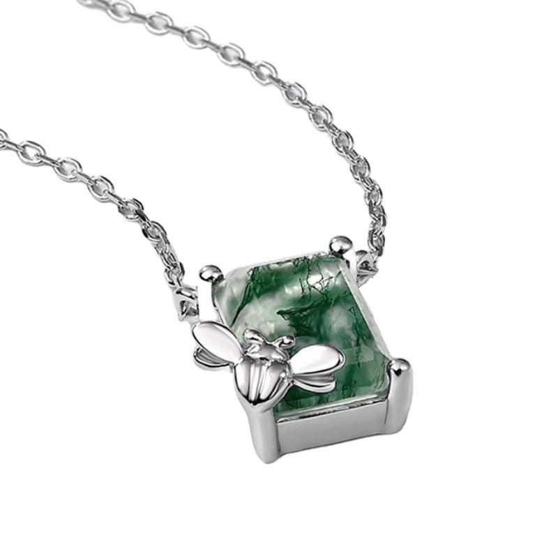 Collier transfrontalier en forme d'abeille en pierre naturelle moussue verte S925 argent agate cresson chaîne de clavicule Europe et États-Unis léger luxe