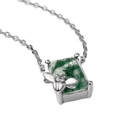 Collier transfrontalier en forme d'abeille en pierre naturelle moussue verte S925 argent agate cresson chaîne de clavicule Europe et États-Unis léger luxe