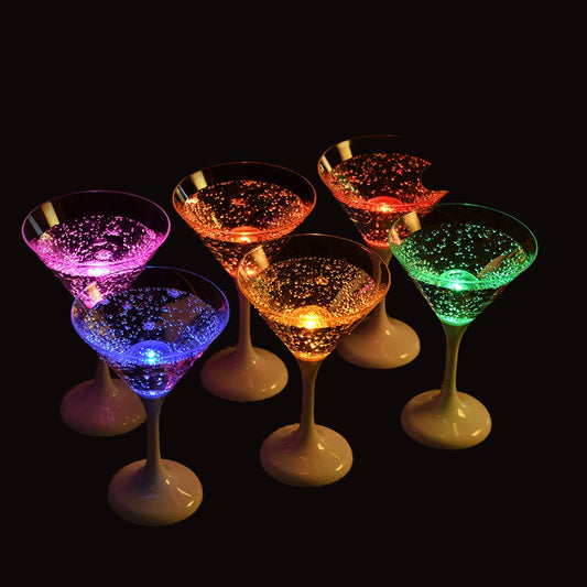 Produits transfrontaliers gobelets lumineux en plastique de qualité alimentaire FDA gobelets à cocktail disco KTV verre à vin lumineux dans l'eau brillante
