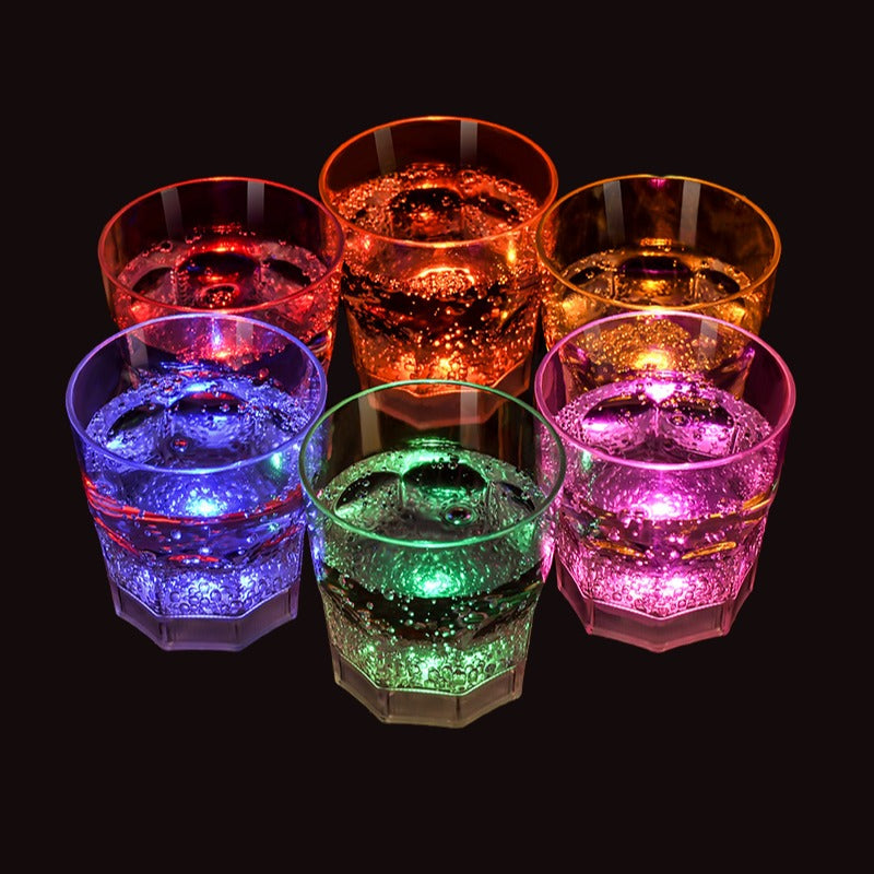 Produits transfrontaliers gobelets lumineux en plastique de qualité alimentaire FDA gobelets à cocktail disco KTV verre à vin lumineux dans l'eau brillante